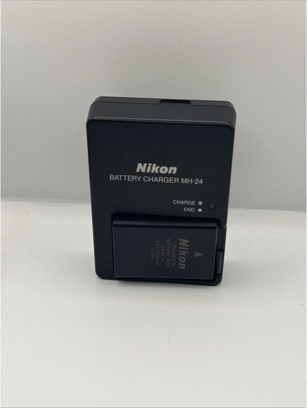 Genuine NIKON MH-63 Battery Charger And Lithium-Ion EN-EL10 Coolpix Battery